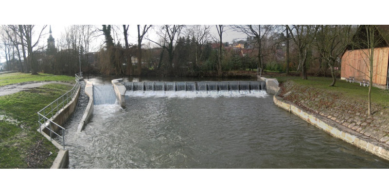 Auf dem Foto ist die Wehr mit Wasserkraftnutzung an der Ilm dargestellt