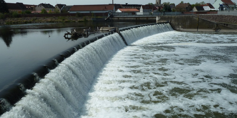 Auf dem Bild wird die Wehr an der Mulde bei Raguhn dargestellt