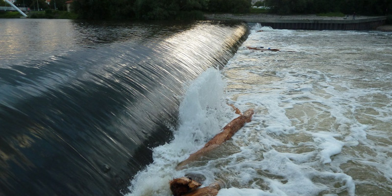 Auf dem Bild wird die Wehr in der Mulde bei Dessau dargestellt