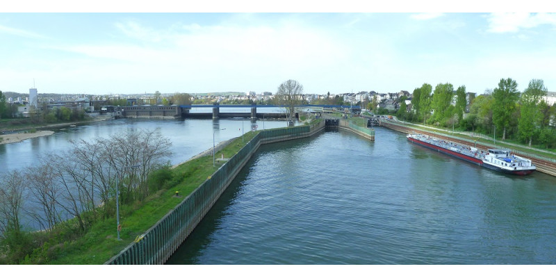 Blick auf die unterste Staustufe in der Mosel in Koblenz