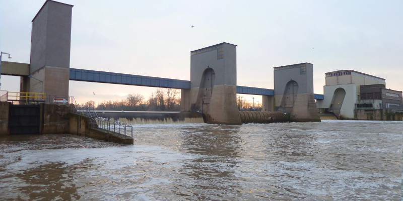 Blick auf das Wasserkraftwerk Griesheim im Main