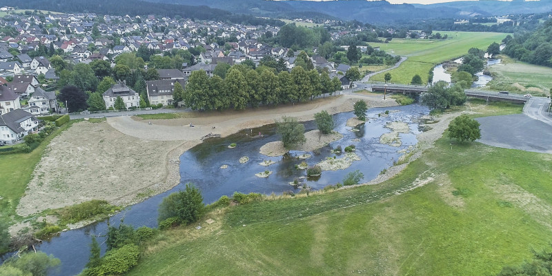 Naturnahes Ufer der Ruhr in der Kleinstatdt Oeventrop (2018)