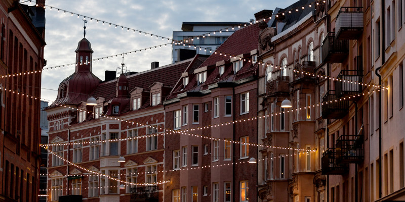 Schöne Straßenbeleuchtung in verkehrsberuhigter Straße in Malmö