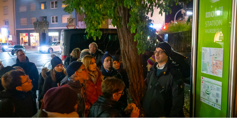 Teilnehmende beim abendlichen Stadtspaziergang durch Würzburg