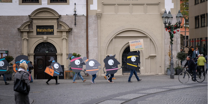 Das EMW-Maskottchen Edgar wird auf großen Platten durch die Stadt getragen