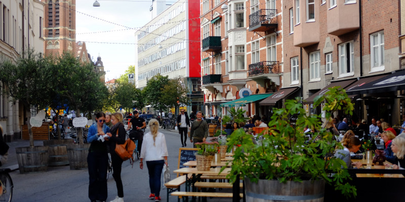 Fußgängerinnen und Fußgänger flanieren während der EMW über gesperrte Straße in Malmö