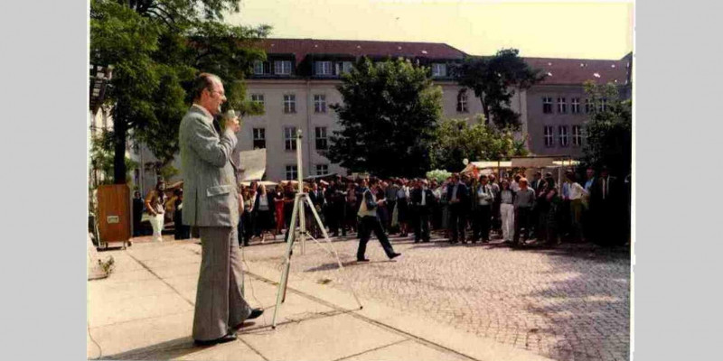 UBA-Präsident Lersner redet auf der Feier zum Tag der Umwelt 1981 im Innenhof des Dienstsitzes Berlin-Bismarckplatz