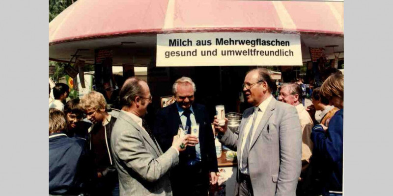 UBA-Präsident Lersner vor dem Stand „Milch aus Mehrwegflaschen – gesund und umweltfreundlich“ auf dem Umweltmarkt zum Tag der Umwelt 1981 am Dienstsitz Berlin-Bismarckplatz