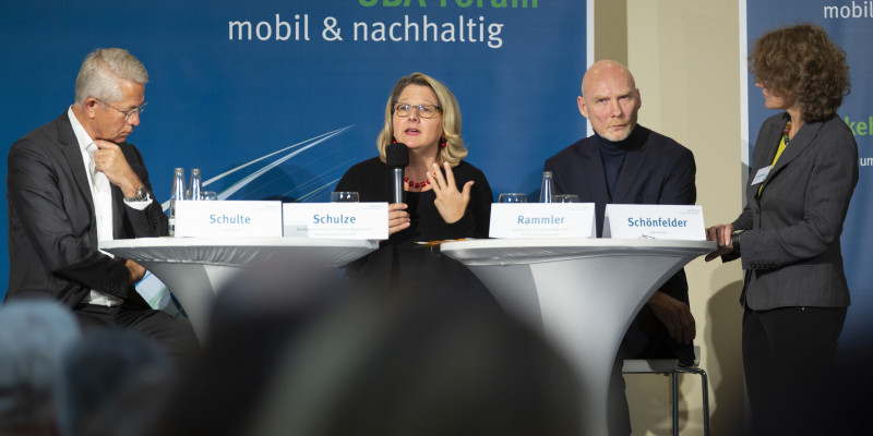 Umweltministerin Schulze, Dr. Schulte (Fraport AG) und Prof. Dr. Rammler (IZT) sprechen über Chancen und Hürden auf dem Weg zu einem umwelt- und klimaschonenden Luftverkehr