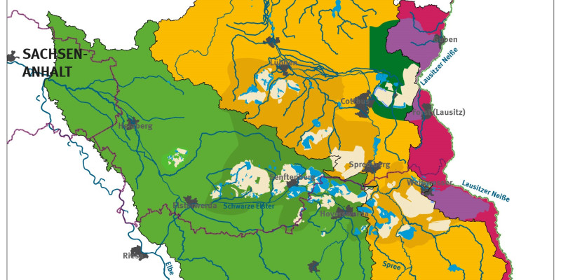Auf dem Bild sind die Flusseinzugsgebeite von Spree, Neiße und Schwarzer Elster dargestellt, samt topografischer Darstellung und Siedlungen.