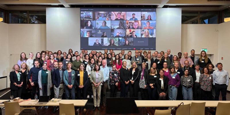 Gruppenfoto des jährlichen hybriden Treffens der PartnerInnen in Berlin am 08.-09. Oktober 2024