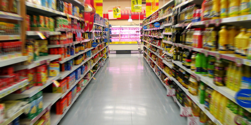 Regale im Lebensmittel-Supermarkt