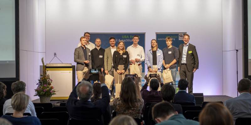 Ausgezeichneten Studierenden aus dem Wettbewerb der Deutschen Verkehrswissenschaftlichen Gesellschaft und des UBA.