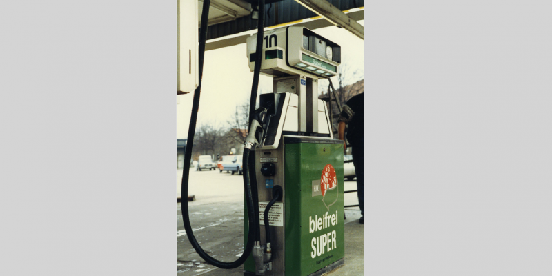 Tankstellen-Zapfsäule mit der Aufschrift "bleifrei SUPER"