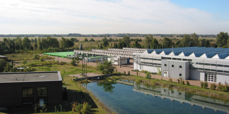 Halle und Außenanlage mit künstlichen Fließrinnen