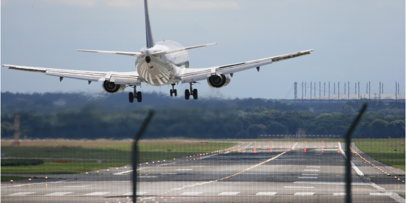 auf einem Flughafen landet ein Flugzeug