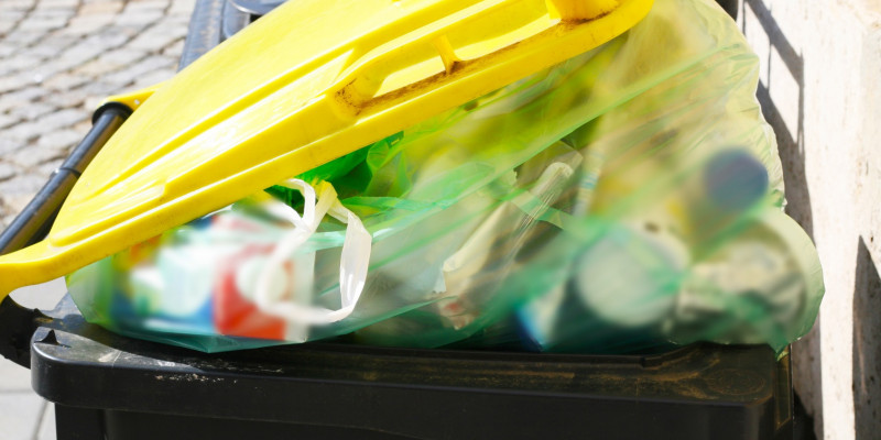 gelbe Tonne mit Verpackungsmüll