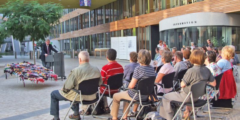 Dr. Thomas Holzmann, Vizepräsident des UBA, hält eine Rede vor Publikum im Atrium des UBA Dessau