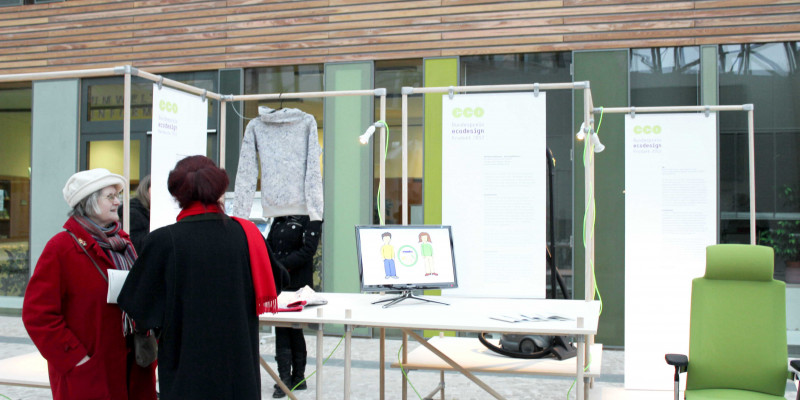 Zwei Frauen sehen sich die Wanderausstellung an, die im Atrium im UBA Dessau präsentiert wird.