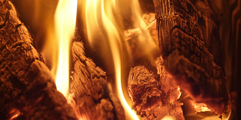 Holzscheite glühen im Feuer