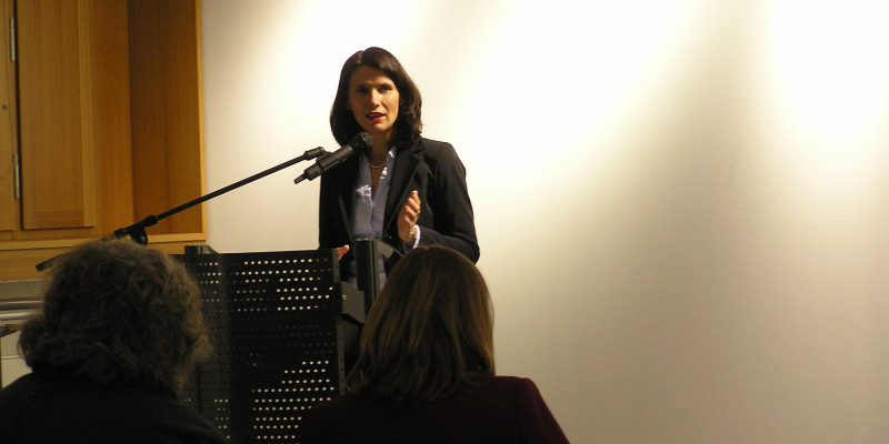 Rita Schwarzelühr-Sutter, Parlamentarische Staatssekretärin des Bundesumweltministeriums, hinter dem Podium während ihrer Rede bei der Eröffnung der Ausstellung.