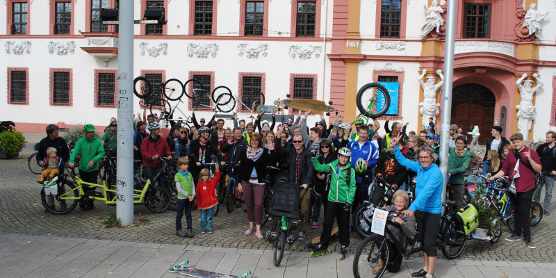 Gruppenbild aller Teilnehmer der Rollparade mit ihren Fortbewegungsmiitteln