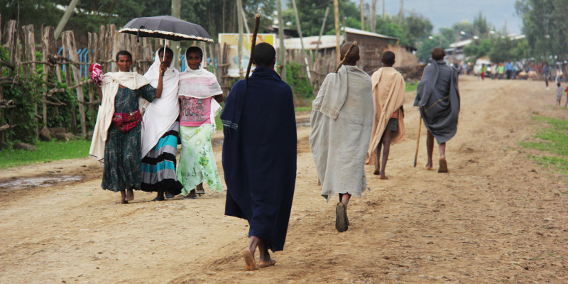 Menschen auf einer Straße in Äthiopien