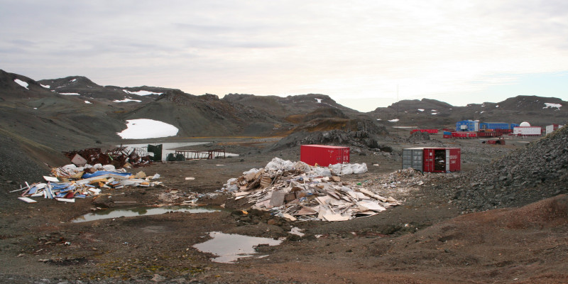 Müllhalden neben einer Forschungsstation auf der antarktischen Halbinsel Filder
