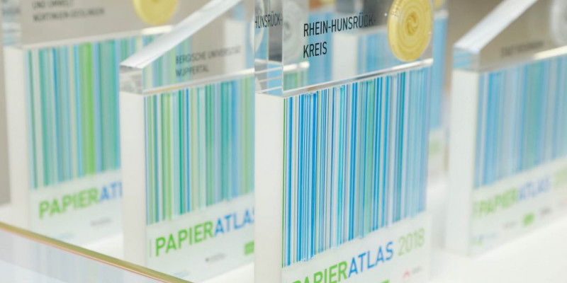 Pokale für die Ehrung beim Papieratlas 2018