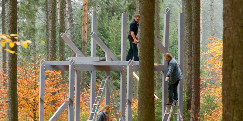 Drei Brücken“.  Aufbauansicht Installation in Dresdner Heide, 2014. 