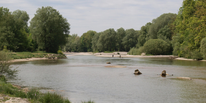 Ein Fluss im Sonnenschein