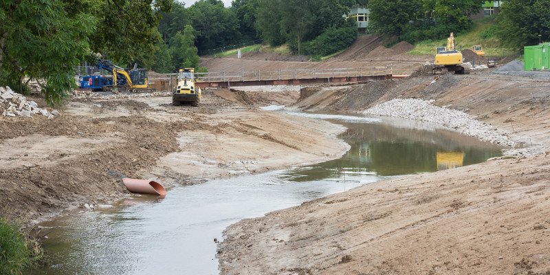 Baugeräte in einem Fluss