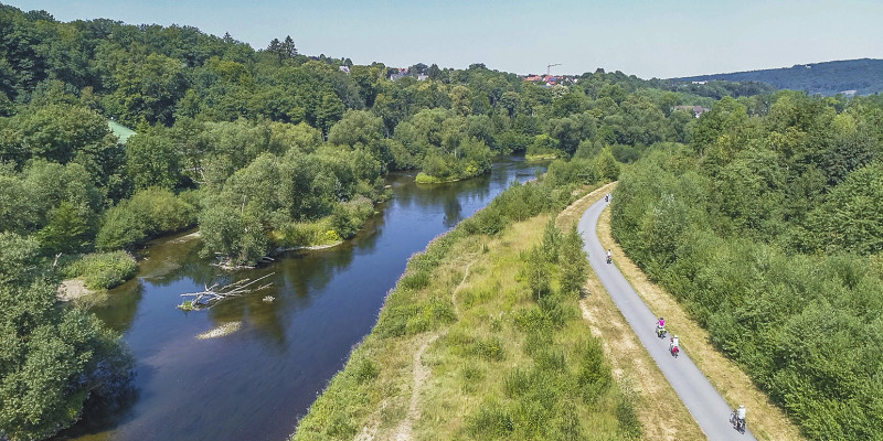 Die renaturierte Ruhr bei Neheim mit einem Fahrradweg