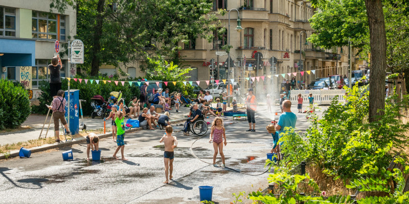 Spielende Kinder auf der Straße