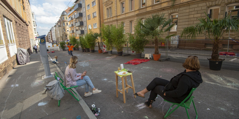 Mit einem Pop-Up Superblock in Stuttgart erhielten Fuß- und Radverkehr zur EMW temporär den Vorrang