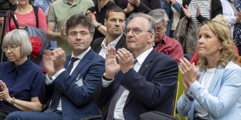 v.r.n.l. auf dem Foto: Umweltministerin Steffi Lemke, Reiner Haseloff, Ministerpräsident des Landes Sachsen-Anhalt, Oberbürgermeister Robert Reck und Direktorin der Stiftung Bauhaus Dessau, Barbara Steiner