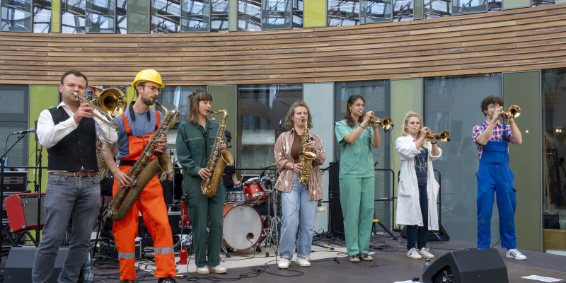 Die Band Hot Staff Brass Band aus Leipzig auf der Bühne am 15.06.2024. Alle Musikerinnen und Musiker haben ein Blasinstrument in der Hand und spielen Musik. 