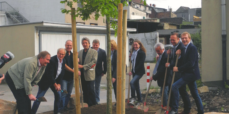 Auf einer ehemals versiegelten Fläche wird 2014 öffentlichkeitswirksam eine Eiche im Duisburger Stadtteil Hochfeld gesetzt.