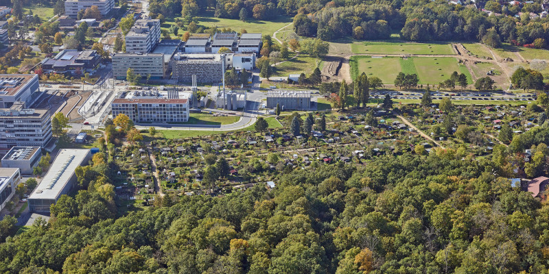 Luftschrägbild vom Campus Lichtwiese mit Blick über die Liegenschaften sowie die Anlage der Sickerfelder rechterhand