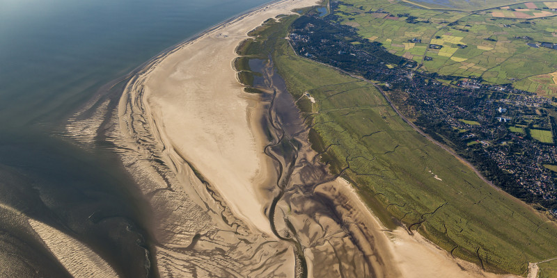 Luftbild der weitläufigen Sandbank und des Vorlands von St. Peter-Ording an der Westspitze Eiderstedts.