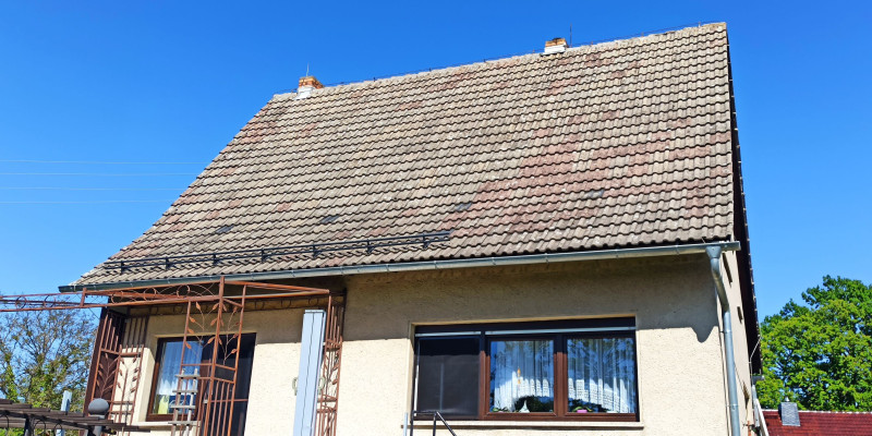 Ein Einfamilienhaus vor blauem Himmel.