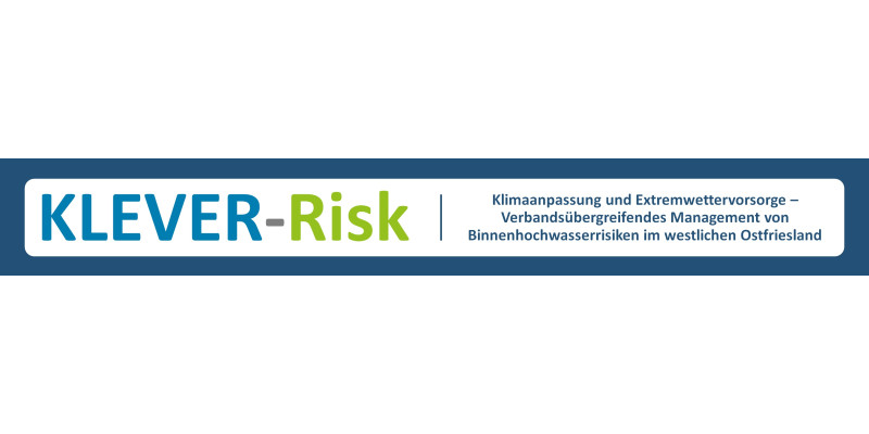 KLEVER-Risk Logo sehr schmal gehalten mit blau und grünen Schriftzügen