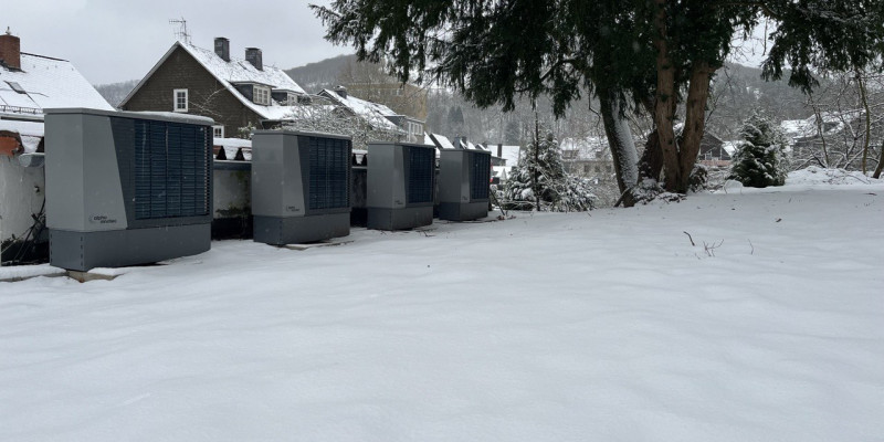 Die Außeneinheiten der Wärmepumpenkaskade im Schnee.