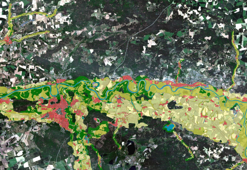 Sentinel-2 RGB Satellitenbildaufnahme von Dessau-Roßlau (Aufnahmedatum 21.06.2020), überlagert mit dem Datenprodukt „Riparian Zones“ (Bezugsjahr 2012), der durch den Copernicus Landdienst bereitgestellt wird.