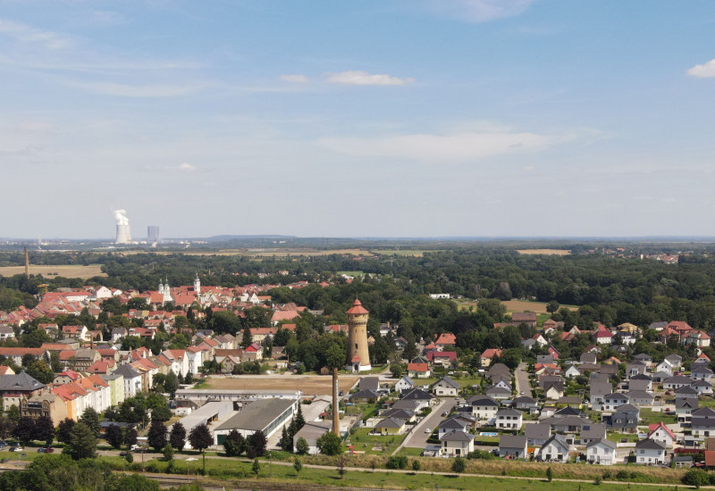 Luftbild mit Blick auf eine Siedlung und das Umland.