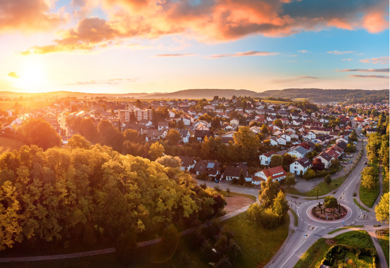 Deutsche Kleinstadt mit aufgehender Sonne