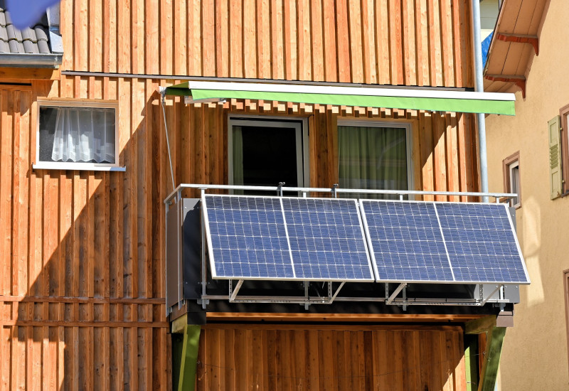 Sonniger Balkon mit installierter Solaranlage