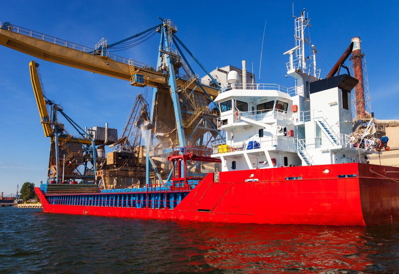 Frachtschiff während der Verladung von Düngemitteln im Hafen.