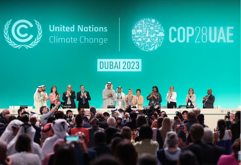 H.E. Dr. Sultan Al Jaber, Präsident der COP28 und andere Teilnehmende auf der Bühne während des Abschlussplenums der UN Climate Change Conference COP28 in Expo City Dubai am 13. Dezember 2023