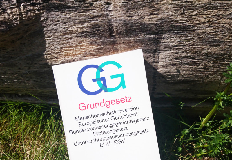 Das Grundgesetzbuch im Gras